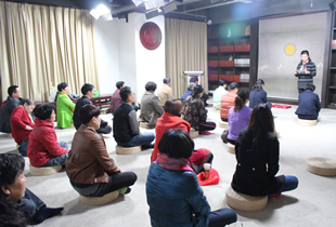 体悟禅之妙义 嵩山少林寺举办都市禅坐共修交流会