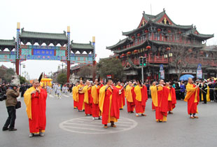 2013中国开封清明文化节开幕 大相国寺僧团参与巡游