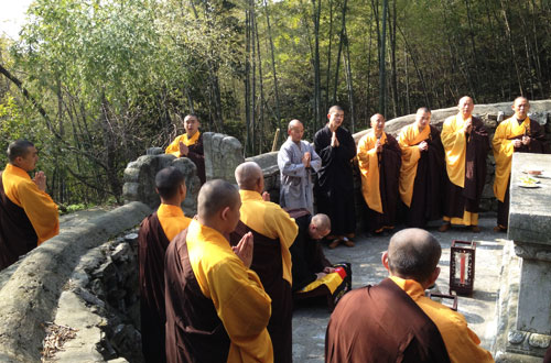 宝华山隆昌寺心平和尚带领常住举行缅怀祖师祭祀活动