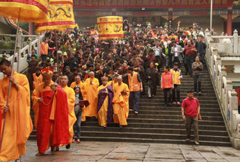 深圳弘法寺举行清明水陆超度大法会送圣仪式