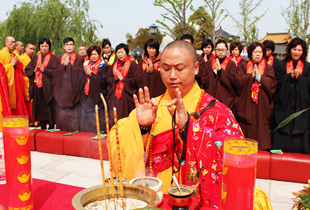 姜堰古寿圣寺为禽流感疫情早日平息举行祈福放生法会