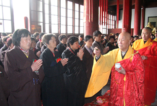 河南大相国寺为雅安地震灾区人民祈福