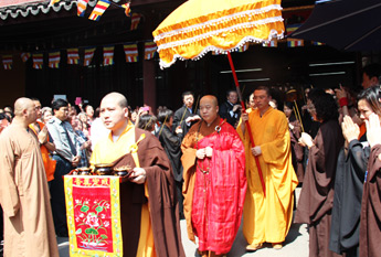上海龙华古寺隆重举行癸巳年三皈五戒授受法会