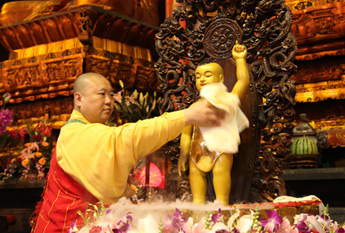 上海玉佛禅寺庆祝佛诞2557年系列纪念活动之浴佛法会