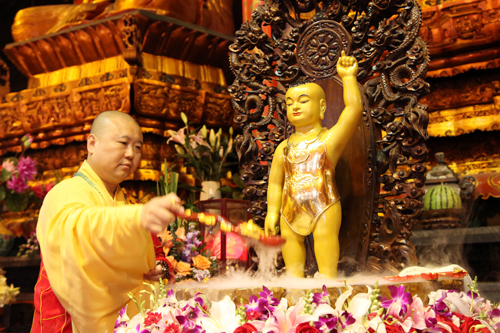 庆祝佛诞2557年 海内外佛教寺院隆重举行浴佛法会