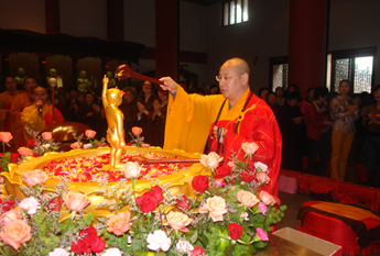 上海东林寺举行释迦牟尼佛圣诞日浴佛法会