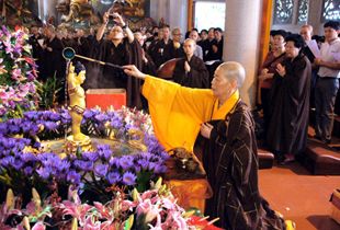 梅州千佛塔寺举行释迦牟尼佛圣诞浴佛法会