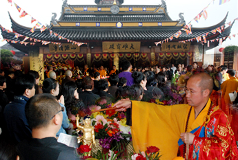 上海西林禅寺隆重举行浴佛传灯大法会