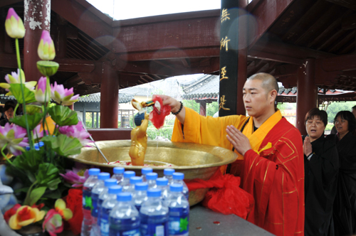 释迦牟尼佛圣诞日 上海松隐禅寺举办浴佛法会