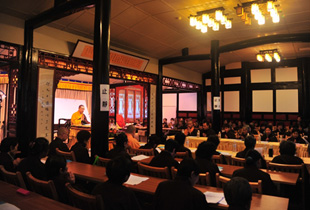 佛诞日 成都文殊院举行居士诵菩萨戒共修法会