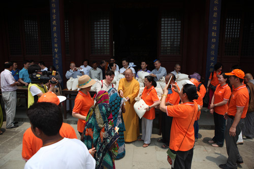 尼泊尔中华寺为庆祝佛陀诞辰举行慈善活动