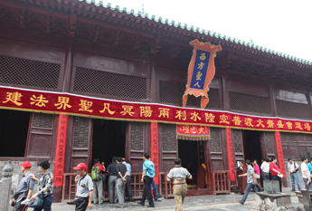 少林寺2013年水陆大法会熏坛洒净仪式如法进行