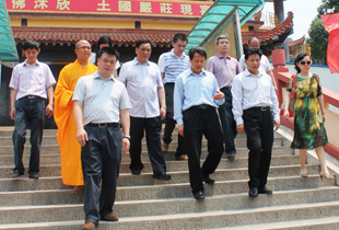 武汉市统战部部长张学忙前往新洲报恩禅寺调研工作