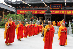 上海宁国禅寺隆重举行首届水陆法会熏坛仪式