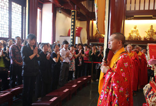 上海奉贤二严寺举行“2013年高考祈福法会”