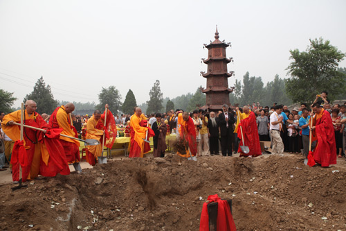 河南安阳报恩寺隆重举行大雄宝殿奠基洒净法会