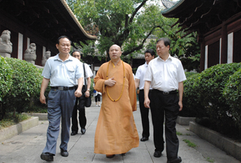 广州民族宗教局局长林建新一行参访光孝寺