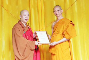 上海龙华古寺隆重举行泰国双城圣佛安奉仪式