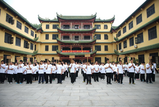 南华禅寺第七届“禅悦行”夏令营营员集合习唱三宝