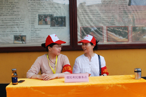苏州寒山寺文明服务志愿者开展便民服务