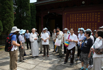 当代著名佛学家霍韬晦教授一行参访四祖寺
