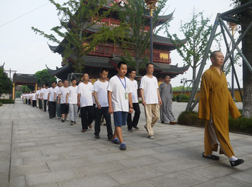 苏州寒山书院的第三届在家众学佛班全体学员行禅