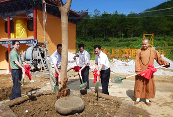 广东连平县领导一行前往六祖古寺视察并培植菩提树