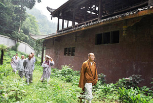 永寿大和尚一行到峨眉山圣水禅院考察