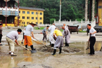 山东博山正觉寺仁炟法师领众出坡修补路面