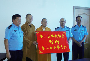 上海金山区佛协法师一行慰问交警支队