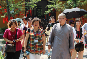 台湾中华基金会教师参访团参访苏州寒山寺