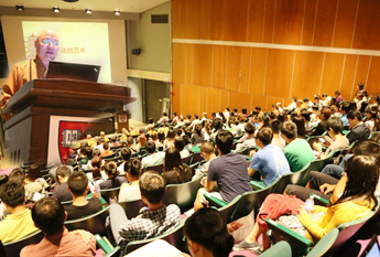 杭州灵隐寺方丈光泉大和尚登上哈佛大学演讲台
