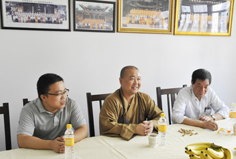 上海市佛教协会领导慰问上海佛学院教师