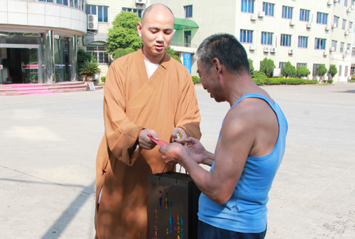 绍兴安康寺法师前往慰问少数民族贫困户