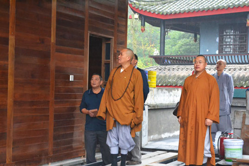 国庆节前永寿大和尚视察报国寺消防安全工作