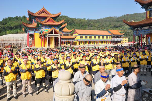 博山正觉寺佛商禅修班学员朝拜万佛宝塔