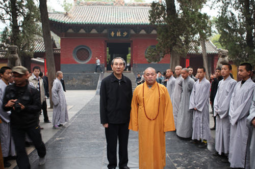 全国政协副主席马飚参访少林寺 永信大和尚热情接待