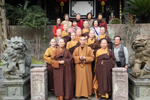 台湾义德寺住持绍安法师一行参访天童禅寺