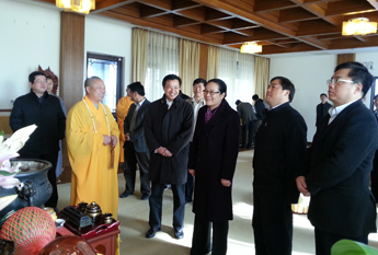 上海副市长赵雯一行参观视察东海观音寺