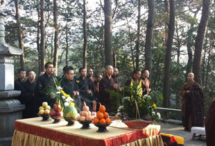 奉化雪窦山弥勒佛学院举行冬至扫塔祭祖法会