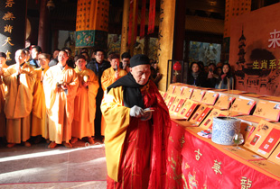 龙华古寺举行生肖系列贺卡《马到运开》加持祈福仪式