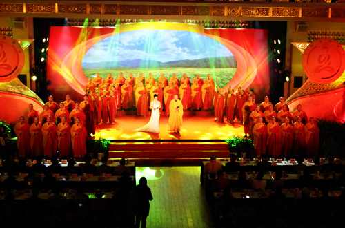 撞响福慧之钟 2014全国各大寺院举行迎新祈福晚会