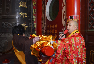 扬州宝应龙竿寺举行迎新年撞钟传灯祈福慈善晚会