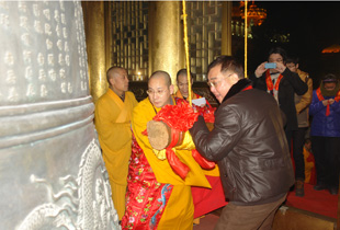 2014年元旦上海东林寺举行撞钟祈福活动