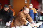 上海玉佛禅寺举行2014年迎新年腊八赠粥活动