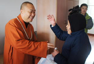 上海金山万寿寺腊八节慰问敬老院老人