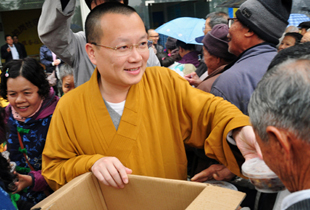 浓情腊八 广东六祖寺举行迎春敬老送温暖慈善活动