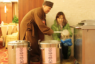 适逢释迦牟尼佛成道日 苏州皇罗禅寺腊八赠粥