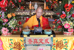 厦门太平岩寺举行皈依法会 世澄法师为众授皈