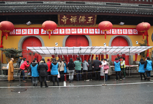 送福到万家 上海玉佛禅寺法师免费为市民题写春联